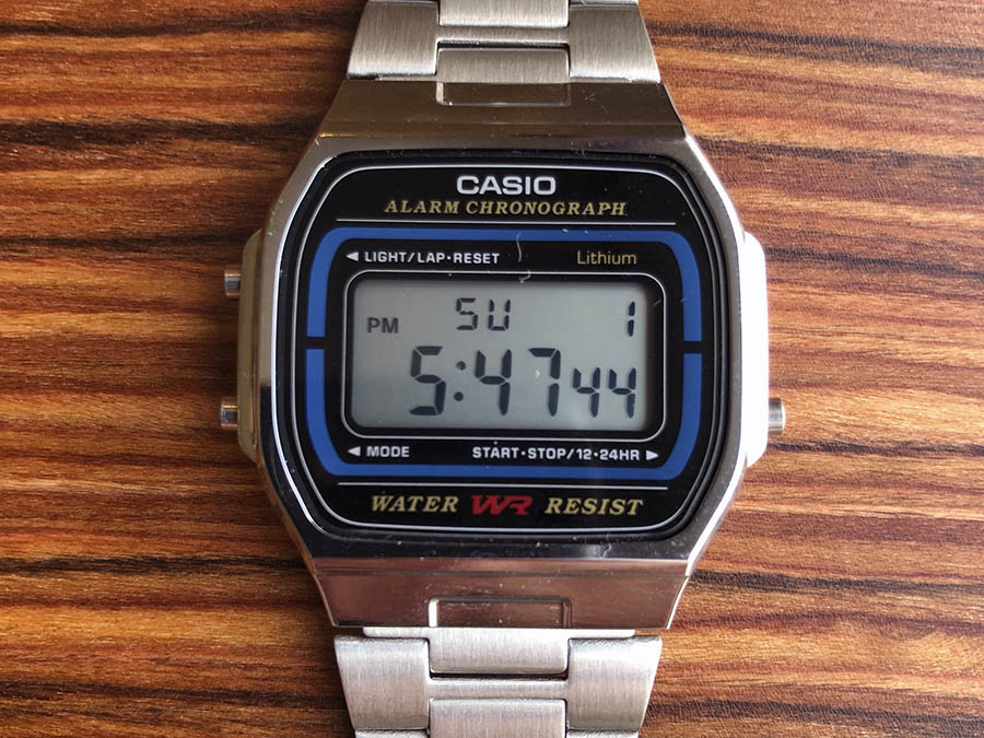 Cronómetro digital con reloj hora, minuto, segundo, mes, fecha