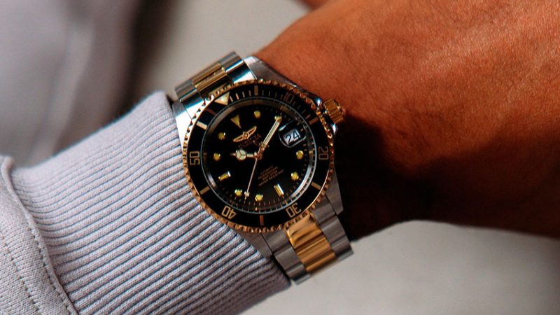 Reloj Invicta en muñeca de hombre