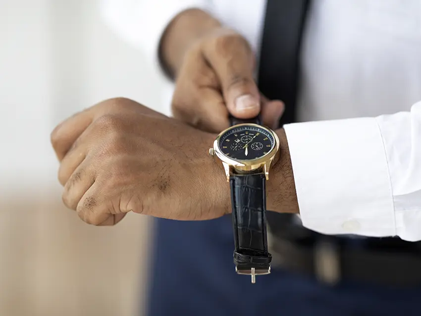 Correa de cuero en reloj elegante de hombre